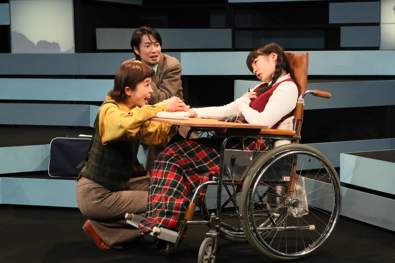 文学座12月アトリエの会「ジョー・エッグ」より。（撮影：宮川舞子）