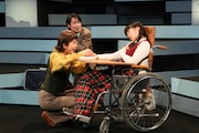 文学座12月アトリエの会「ジョー・エッグ」より。(撮影:宮川舞子)