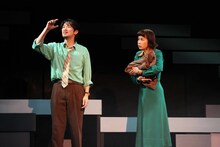 文学座12月アトリエの会「ジョー・エッグ」より。（撮影：宮川舞子）