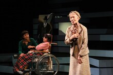 文学座12月アトリエの会「ジョー・エッグ」より。（撮影：宮川舞子）