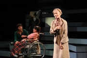 文学座12月アトリエの会「ジョー・エッグ」より。(撮影:宮川舞子)