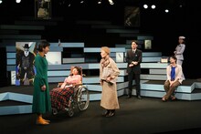 文学座12月アトリエの会「ジョー・エッグ」より。（撮影：宮川舞子）