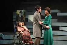 文学座12月アトリエの会「ジョー・エッグ」より。（撮影：宮川舞子）