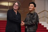 音楽劇「道」囲み取材より、左からデヴィッド・ルヴォー、草なぎ剛。
