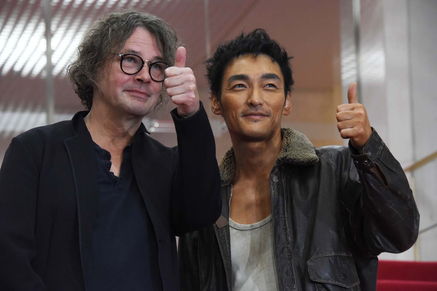 音楽劇「道」囲み取材より、左からデヴィッド・ルヴォー、草なぎ剛。