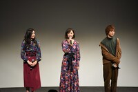 左から田村芽実、愛加あゆ、三津谷亮。