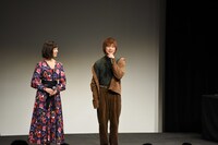 左から愛加あゆ、三津谷亮。