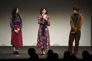 左から田村芽実、愛加あゆ、三津谷亮。