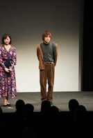 左から愛加あゆ、三津谷亮。