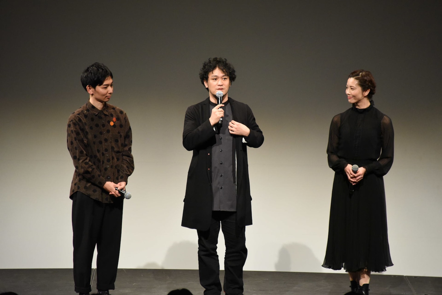 左から鬼頭真也、末満健一、壮一帆