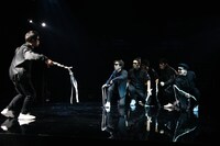 ラップを繰り広げるコロスたち。