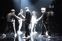 ラップを繰り広げるコロスたち。