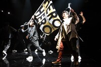 KAAT神奈川芸術劇場プロデュース「オイディプスREXXX」フォトコールより。オイディプスの登場シーン。