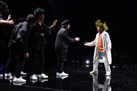 KAAT神奈川芸術劇場プロデュース「オイディプスREXXX」フォトコールより。