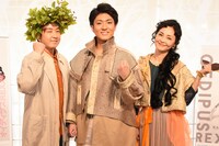 フォトセッションより。左から宮崎吐夢、中村橋之助、南果歩。