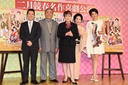 「二月競春名作喜劇公演」製作発表記者会見より、左から藤山扇治郎、渋谷天外、水谷八重子、波乃久里子、藤原紀香。