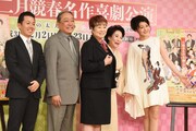 「二月競春名作喜劇公演」製作発表記者会見より、左から藤山扇治郎、渋谷天外、水谷八重子、波乃久里子、藤原紀香。