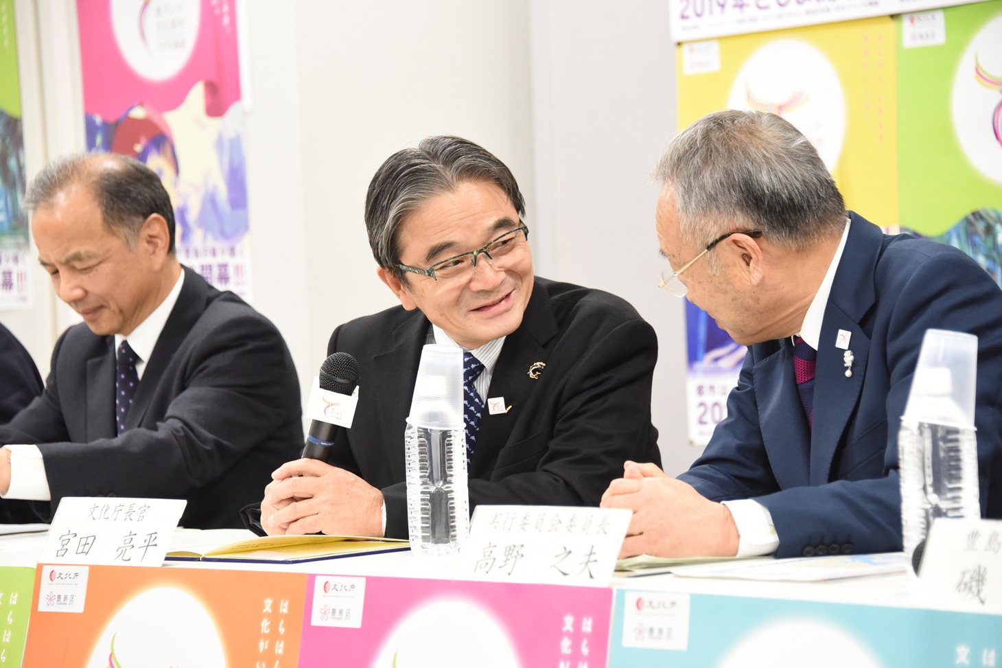 微笑み合う宮田亮平氏（中央）と高野之夫氏（右）。