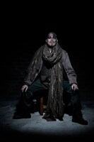 舞台「山犬」ビジュアルより、山本光二郎。（撮影：小松陽祐、ヘアメイク：笹川知香、衣装：車杏里）