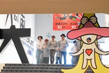 松尾スズキ＋大人計画 30周年イベント「30祭（SANJUSSAI）」オープニングセレモニーの様子。走って会場入りするメンバーたち。