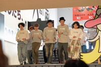 松尾スズキ＋大人計画 30周年イベント「30祭（SANJUSSAI）」オープニングセレモニーの様子。走って会場入りするメンバーたち。
