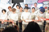 松尾スズキ＋大人計画 30周年イベント「30祭（SANJUSSAI）」オープニングセレモニーでのテープカットの様子。