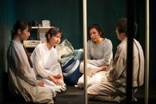 東京夜光「世界の終わりで目をつむる」より。（撮影：林亮太）