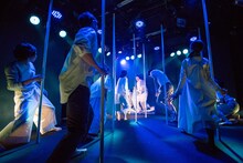 東京夜光「世界の終わりで目をつむる」より。（撮影：林亮太）