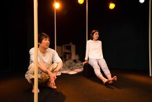 東京夜光「世界の終わりで目をつむる」より。（撮影：林亮太）