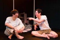 東京夜光「世界の終わりで目をつむる」より。（撮影：林亮太）