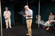 東京夜光「世界の終わりで目をつむる」より。（撮影：林亮太）