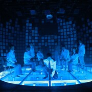 「アトムが来た日」開幕、詩森ろば「逃げない俳優たちに助けられています」