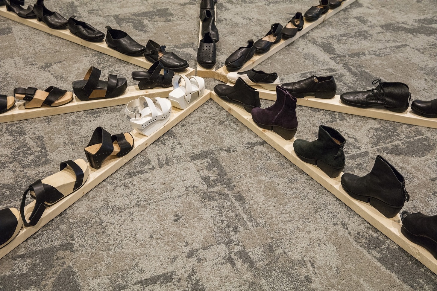 mum & gypsy × trippen「BOOTS」より。（撮影：井上佐由紀）