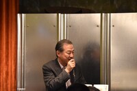 細川展裕×徳永京子「あの伝説のプロデューサー、聖地・下北沢にて演劇のミライを語る!!」『演劇プロデューサーという仕事』『「演劇の街」をつくった男 本多一夫と下北沢』W刊行記念トークショーの様子。細川展裕。