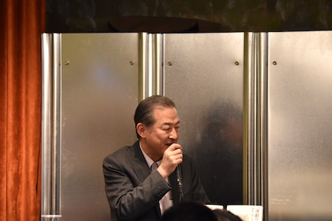 細川展裕×徳永京子「あの伝説のプロデューサー、聖地・下北沢にて演劇のミライを語る!!」『演劇プロデューサーという仕事』『「演劇の街」をつくった男 本多一夫と下北沢』W刊行記念トークショーの様子。細川展裕。