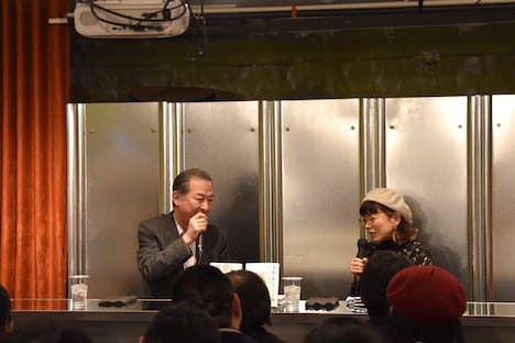 細川展裕×徳永京子「あの伝説のプロデューサー、聖地・下北沢にて演劇のミライを語る!!」『演劇プロデューサーという仕事』『「演劇の街」をつくった男 本多一夫と下北沢』W刊行記念トークショーの様子。左から細川展裕、徳永京子。