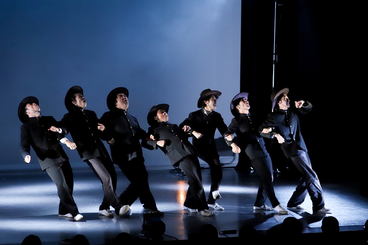 コンドルズ大阪限定クリスマス会×忘年会公演「2019年ネオユニバース」より。（Photo by HARU）