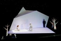 2011年上演の「グリム童話～少女と悪魔と風車小屋～」より。(c)三浦興一