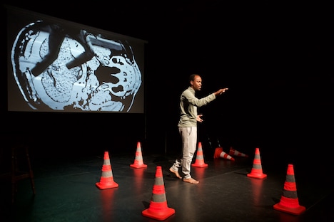 オグトゥ・ムラヤ「Because I Always Feel Like Running」より。(c)Ernst Van Deursen