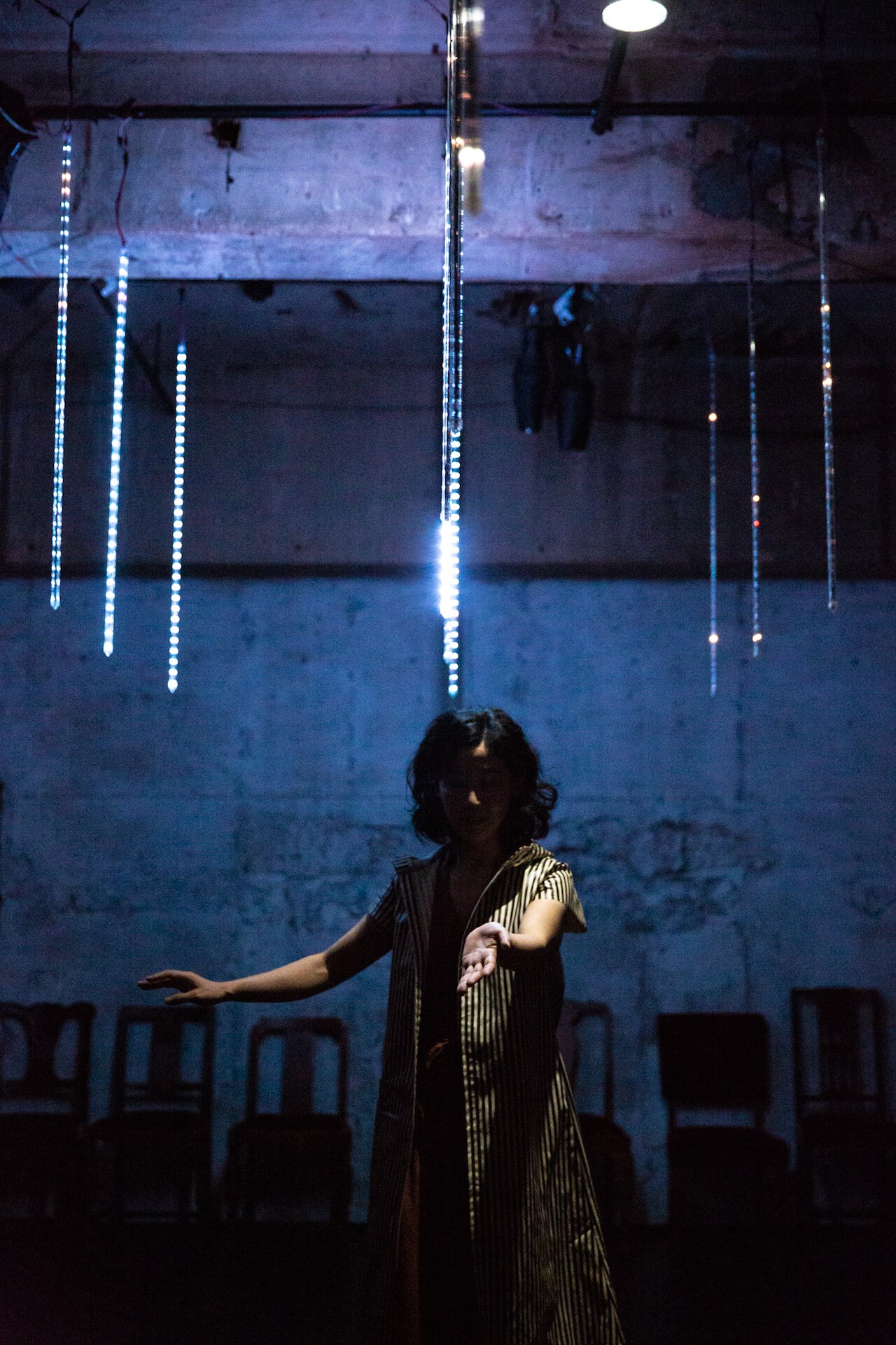 地点がヨン・フォッセ「だれか、来る」をアンダースローで