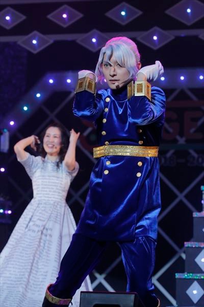 橋本祥平扮するイヴァン（手前）。