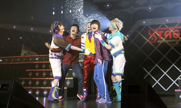 舞台「KING OF PRISM -Over the Sunshine!-」のパートより、“無限ハグ”の様子。