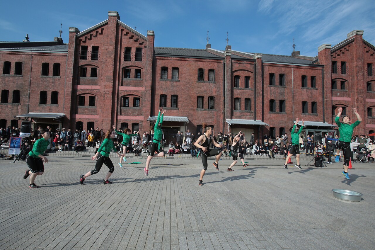 舞台は横浜赤レンガ倉庫の屋外広場、もっと身近に「青空ダンス」