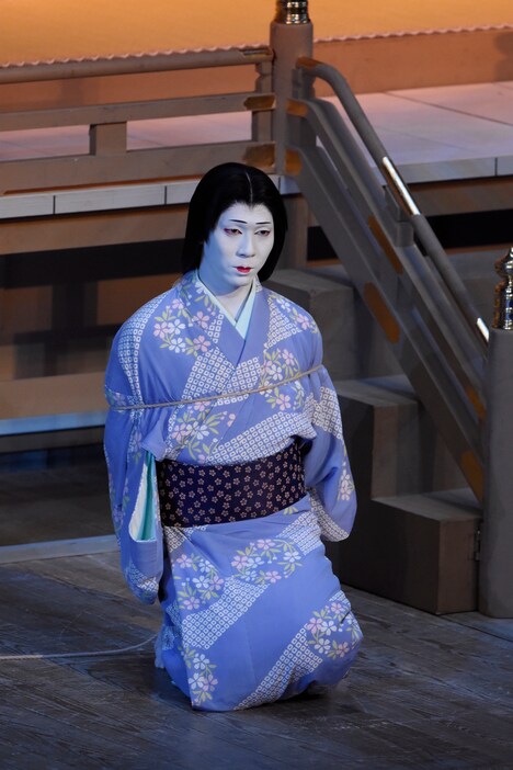 中村児太郎扮する婢女お松実は常磐木。(c)松竹