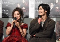 左から大島優子、三浦春馬。