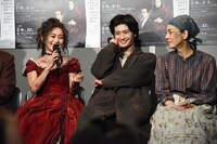 互いの印象について恥ずかしそうに語る大島優子（左）と三浦春馬（中央）。