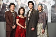 左から勝村政信、大島優子、三浦春馬、麻実れい。
