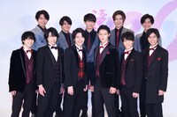 前列左から佐久間大介、宮舘涼太、深澤辰哉、岩本照、渡辺翔太、阿部亮平。後列左から影山拓也、正門良規、向井康二、目黒蓮、田中誠治。