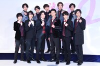 前列左から佐久間大介、宮舘涼太、深澤辰哉、岩本照、渡辺翔太、阿部亮平。後列左から影山拓也、正門良規、向井康二、目黒蓮、田中誠治。