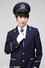 滝澤諒扮する八雲樹。（“駅員さん”ver.）